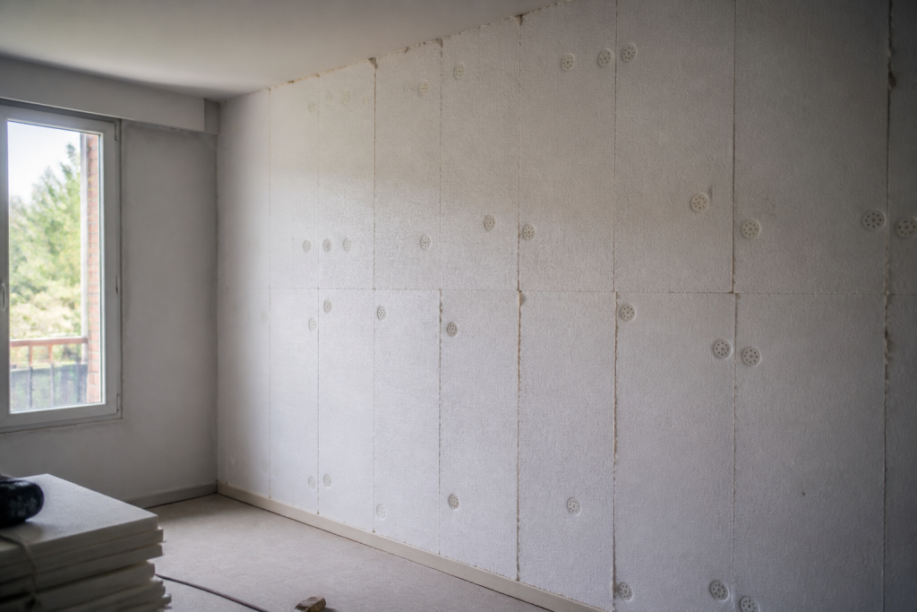 Isolant thermique applique sur mur interieur blanc