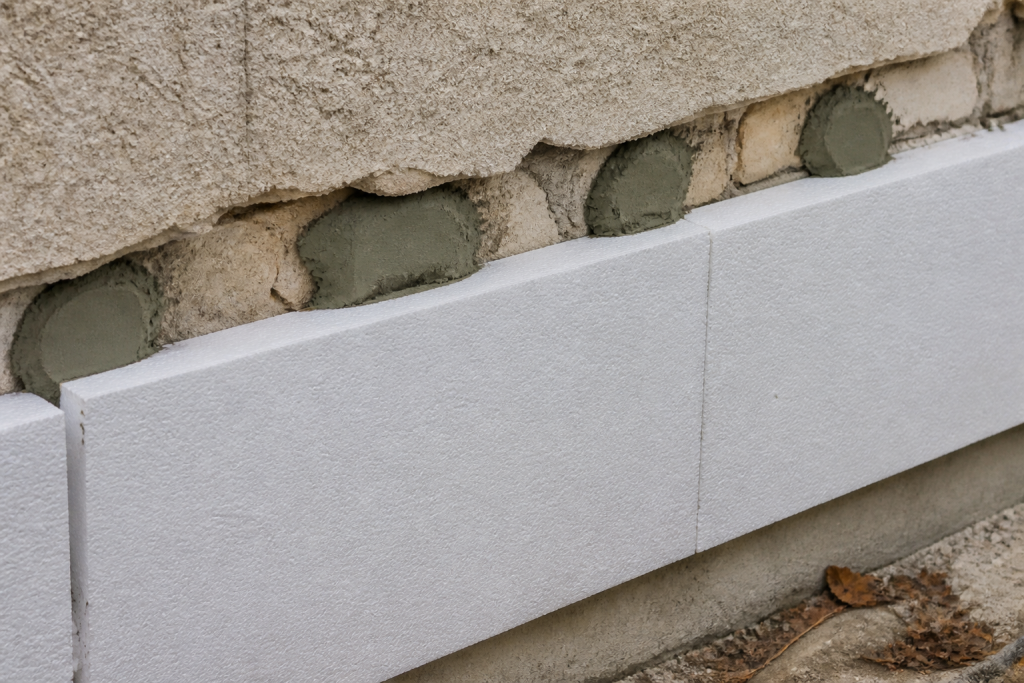Isolation collee par plots de mortier contre le mur