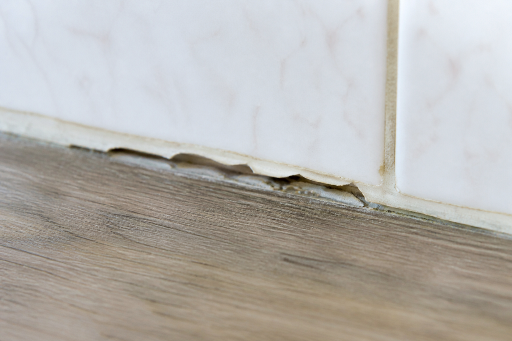 Joint silicone fissure et decolle du carrelage