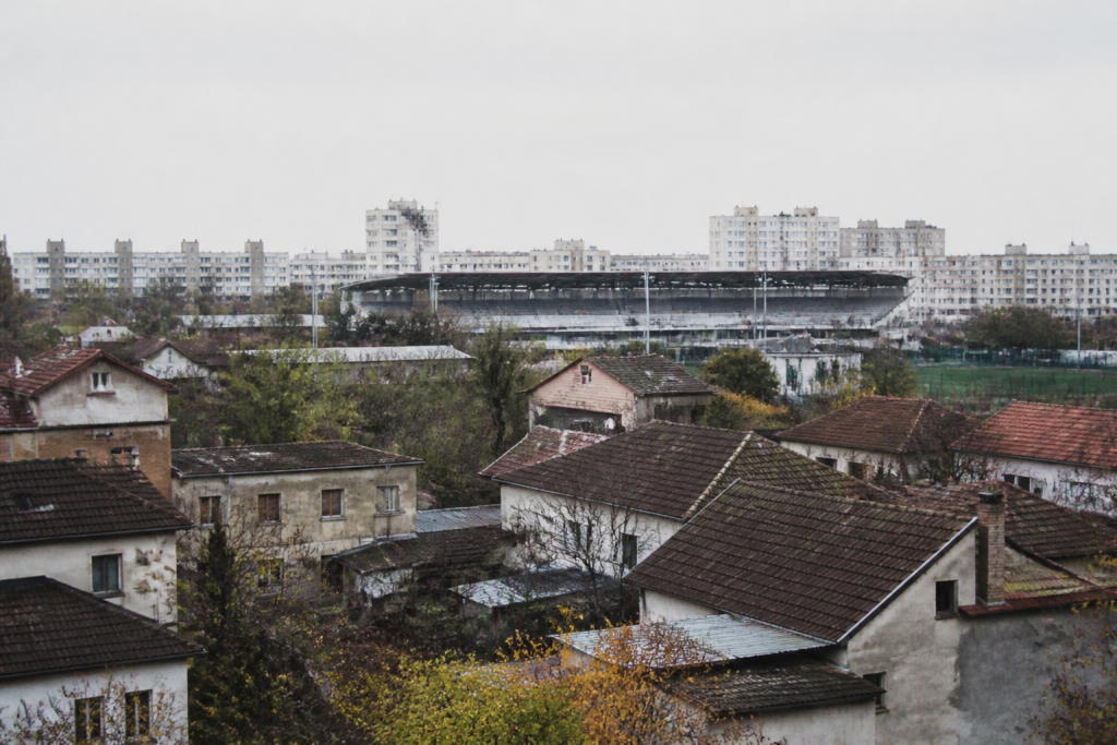 Petites maisons residentielles magasins stade zone urbaine